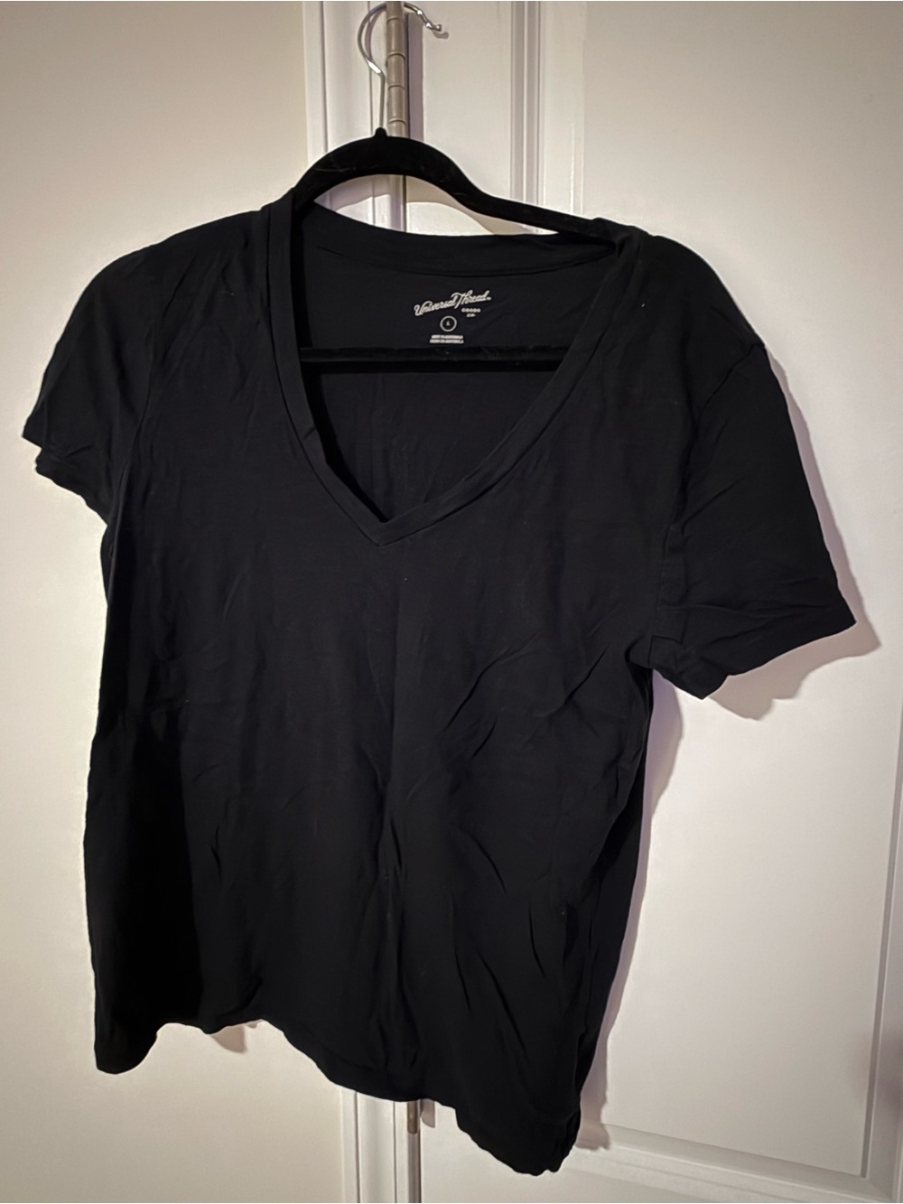 Universal Thread Black V-Neck Short Sleeve Tee - Classic Black